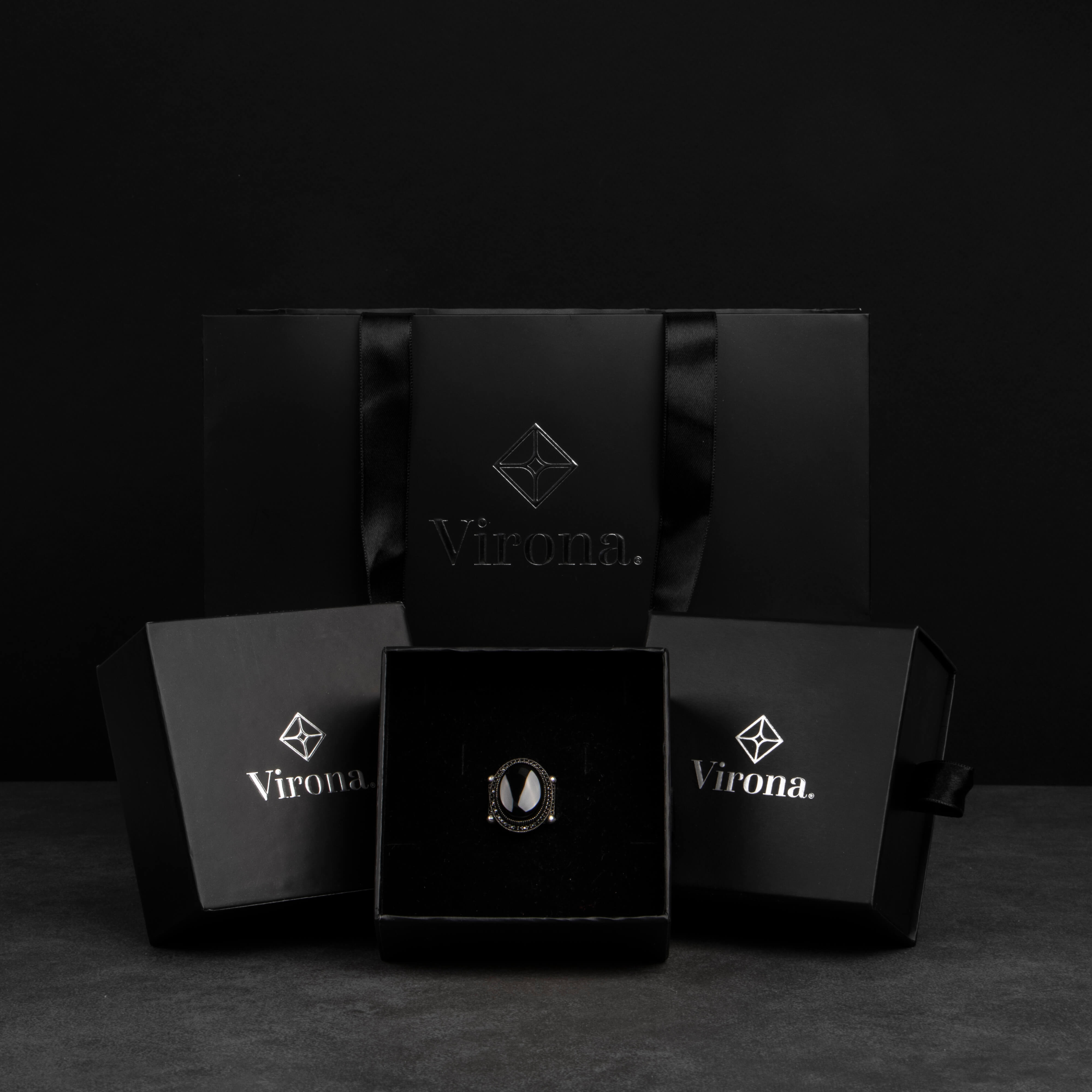 Men's silver ring decorated with black onyx stone