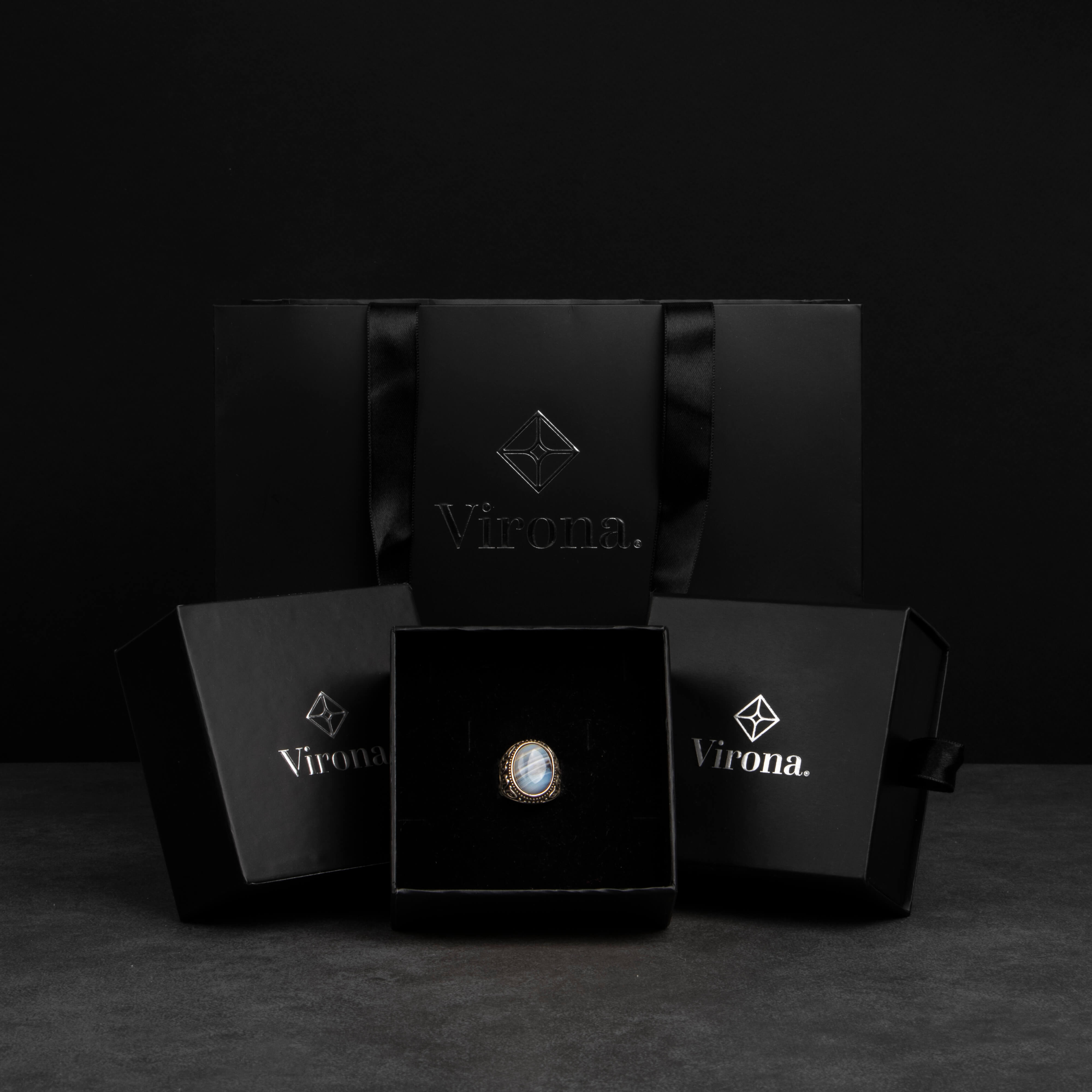 Men's silver ring decorated with a color-changing stone