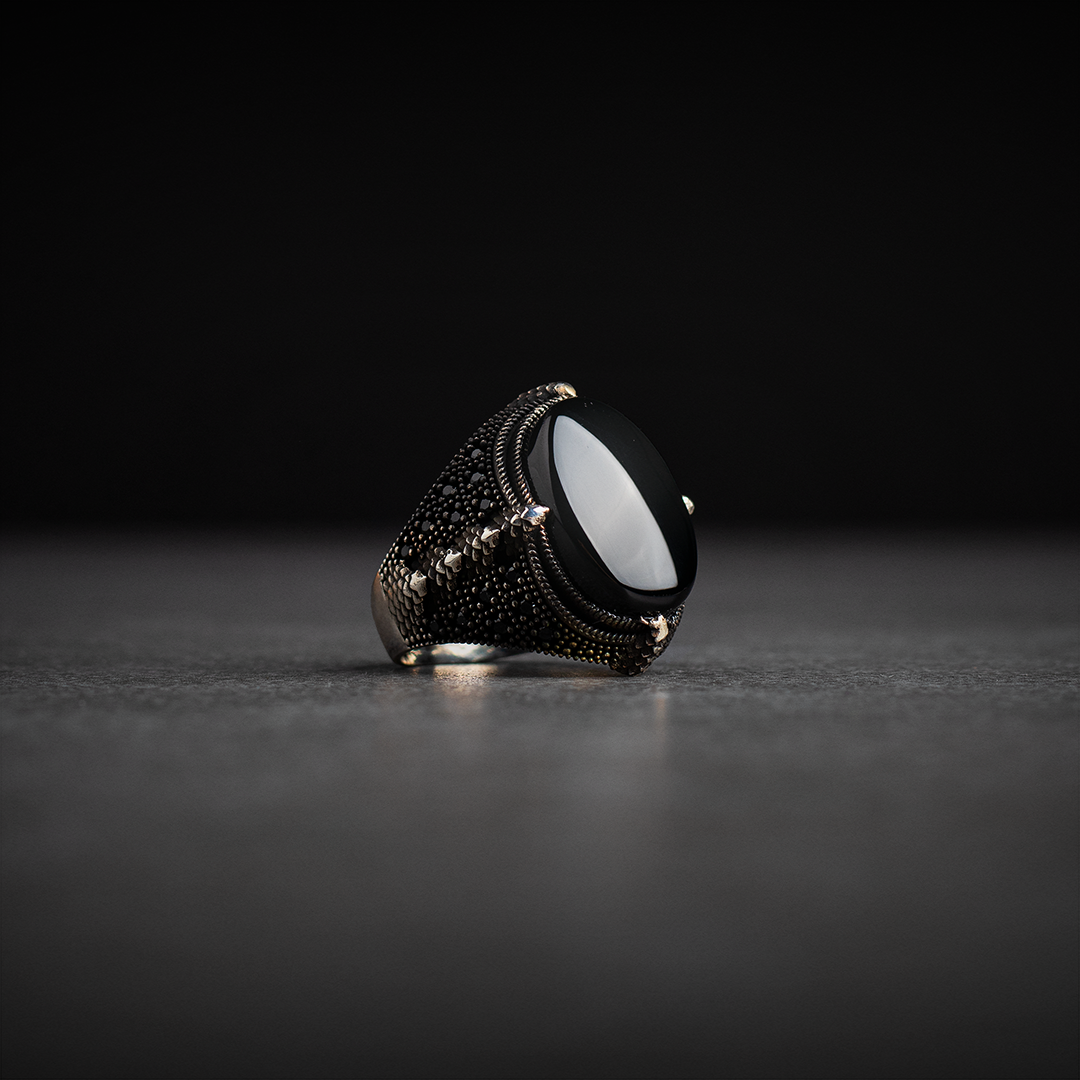 Men's silver ring decorated with a black onyx stone