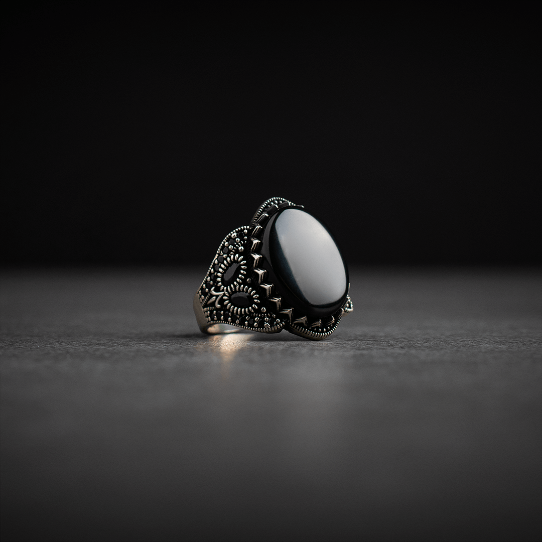 Men's silver ring decorated with black onyx stone